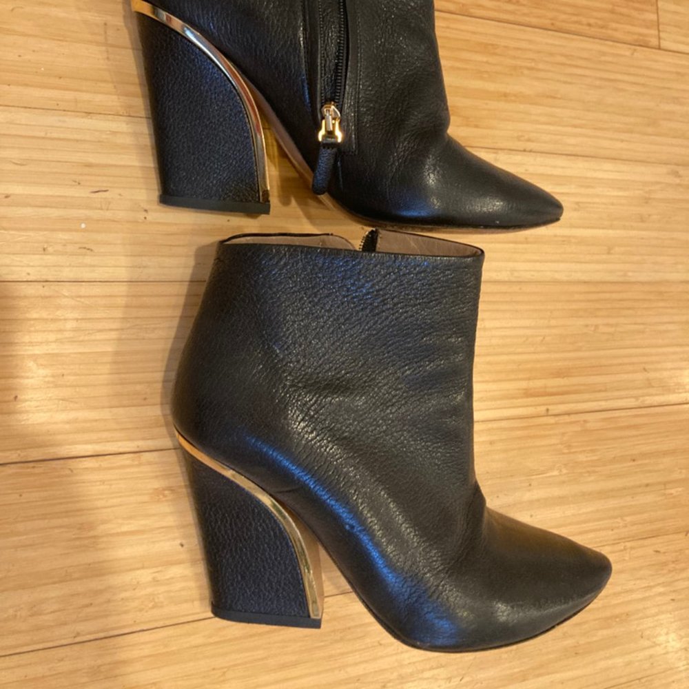 Black Leather Zip Up Ankle Style With Gold Trim "Beckie Bootie" ~ Chloe sz 38 - Picture 7 of 12